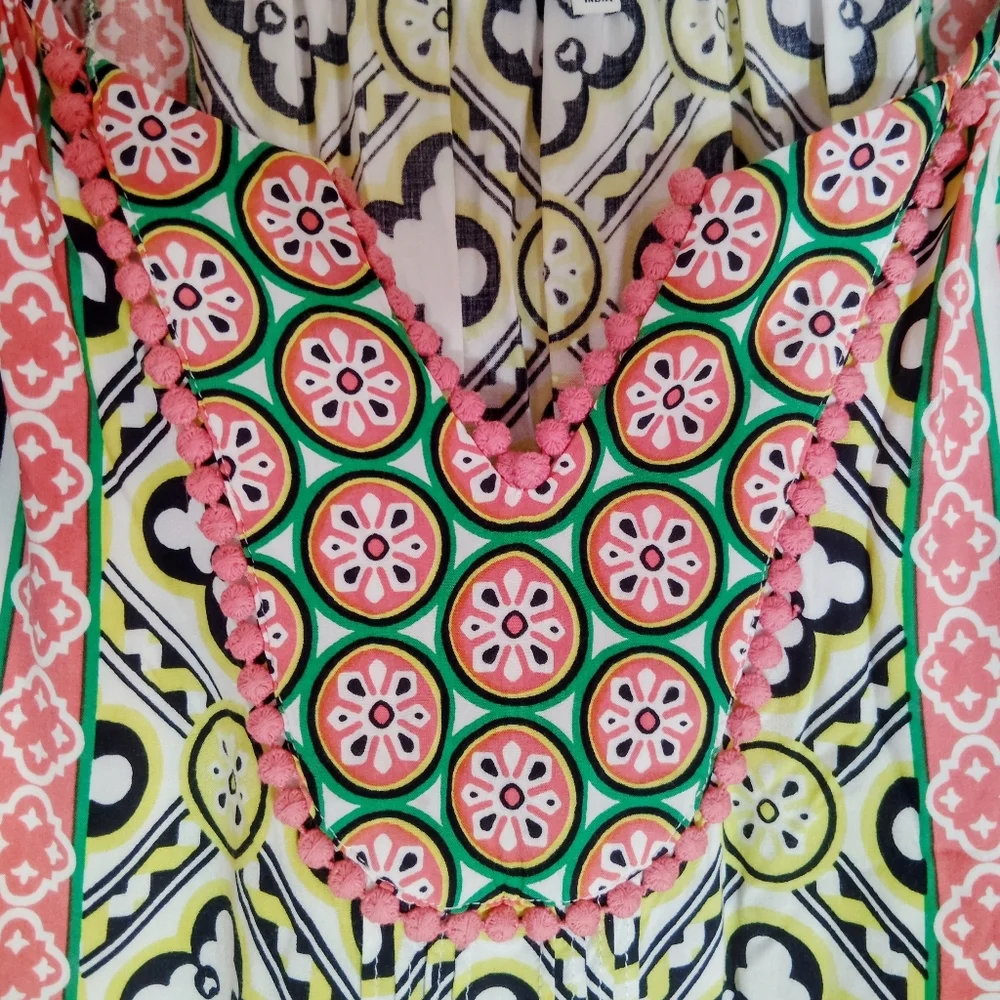 LIKE NEW!! Crown & Ivy Patterned top. Size PL - Picture 5 of 8